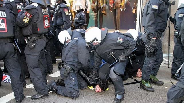 Almanya'da polisten gazetecilere coplu saldırı
