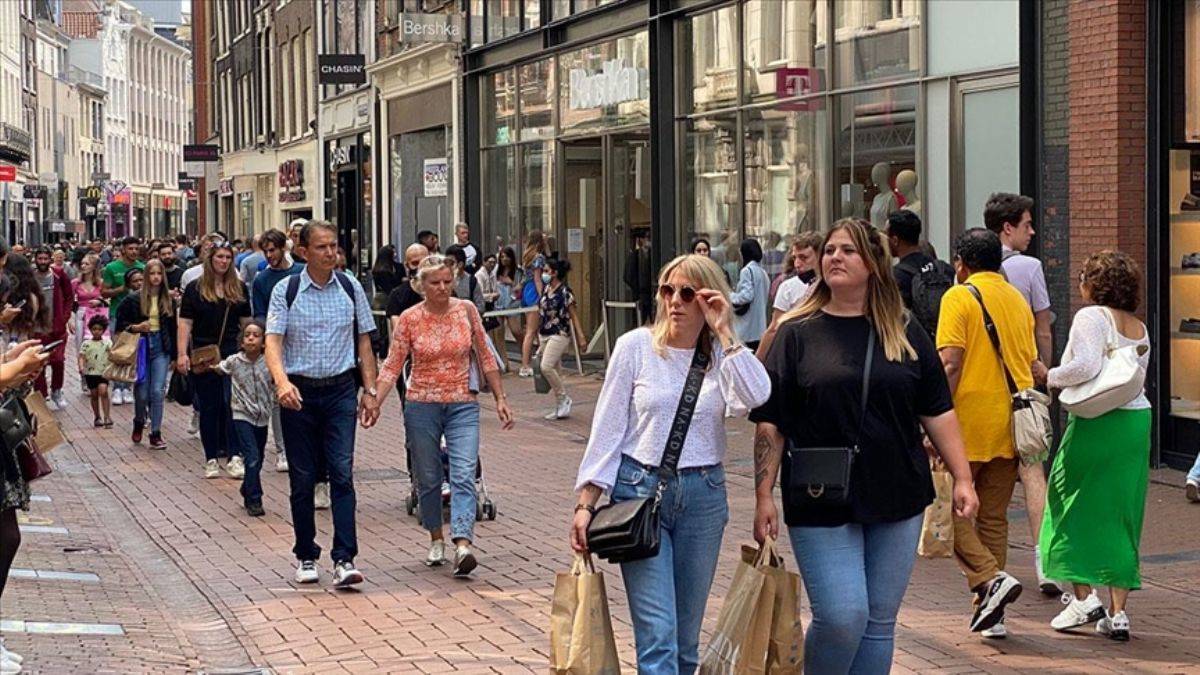 Hollanda'da maske zorunluluğu kalktı