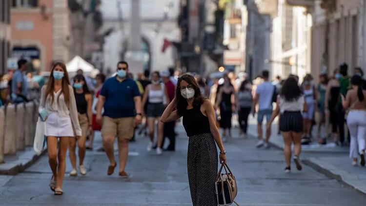İtalya'da açık alanda maske kullanma zorunluluğu kaldırıldı
