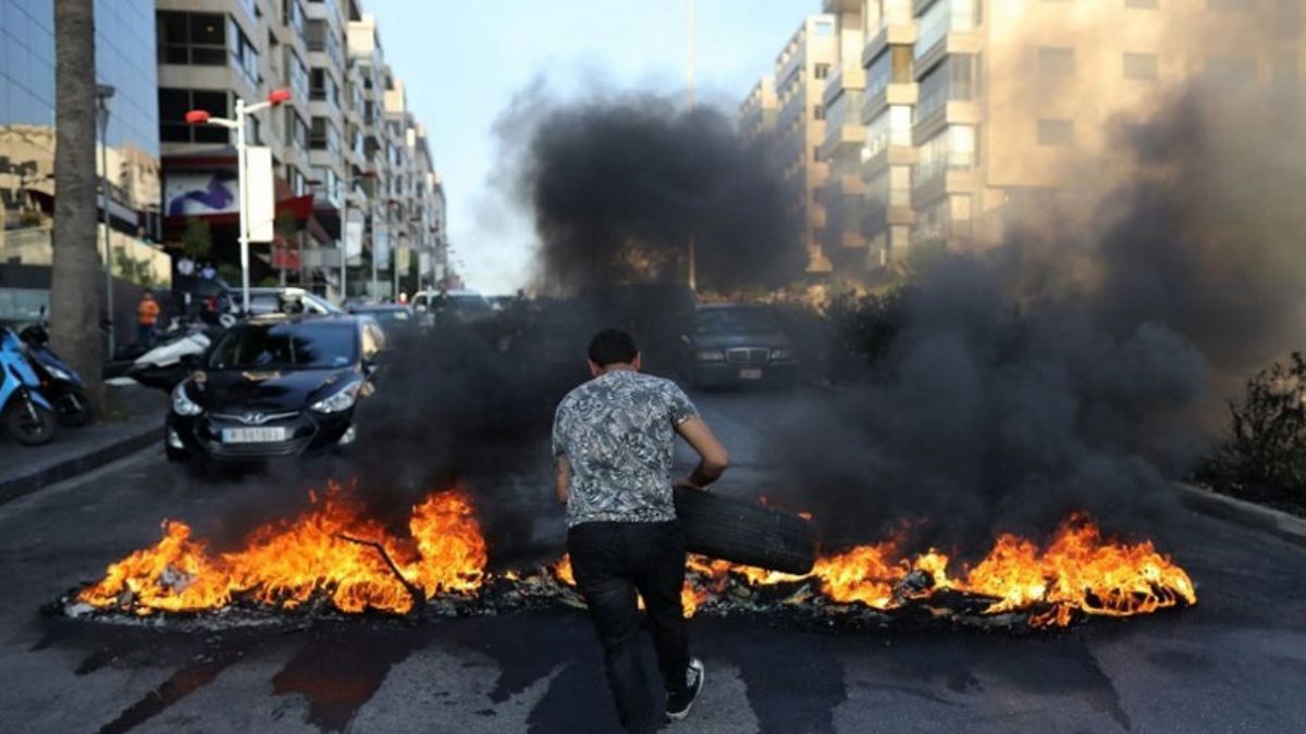 Lübnan'da gerginlik sürüyor: Göstericiler yolları trafiğe kapattı