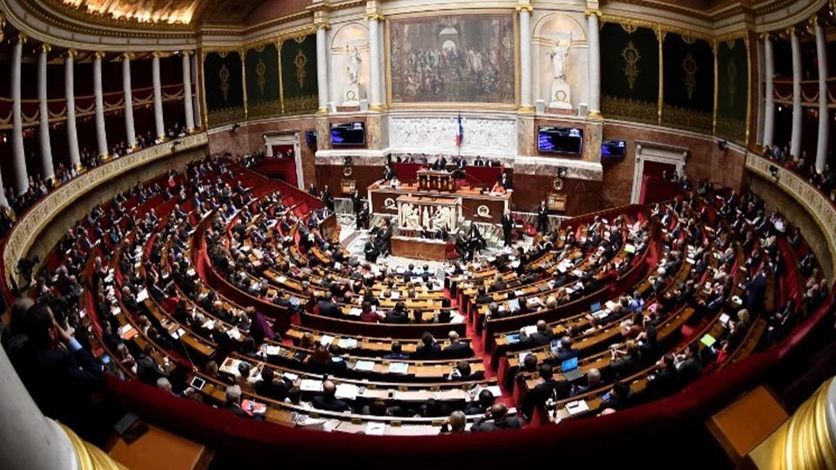 Fransa, ülkedeki Müslümanları ötekileştiren yasa tasarısını bir kez daha onayladı