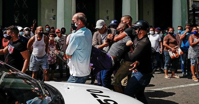 Küba'da halk özgürlük için sokaklara indi