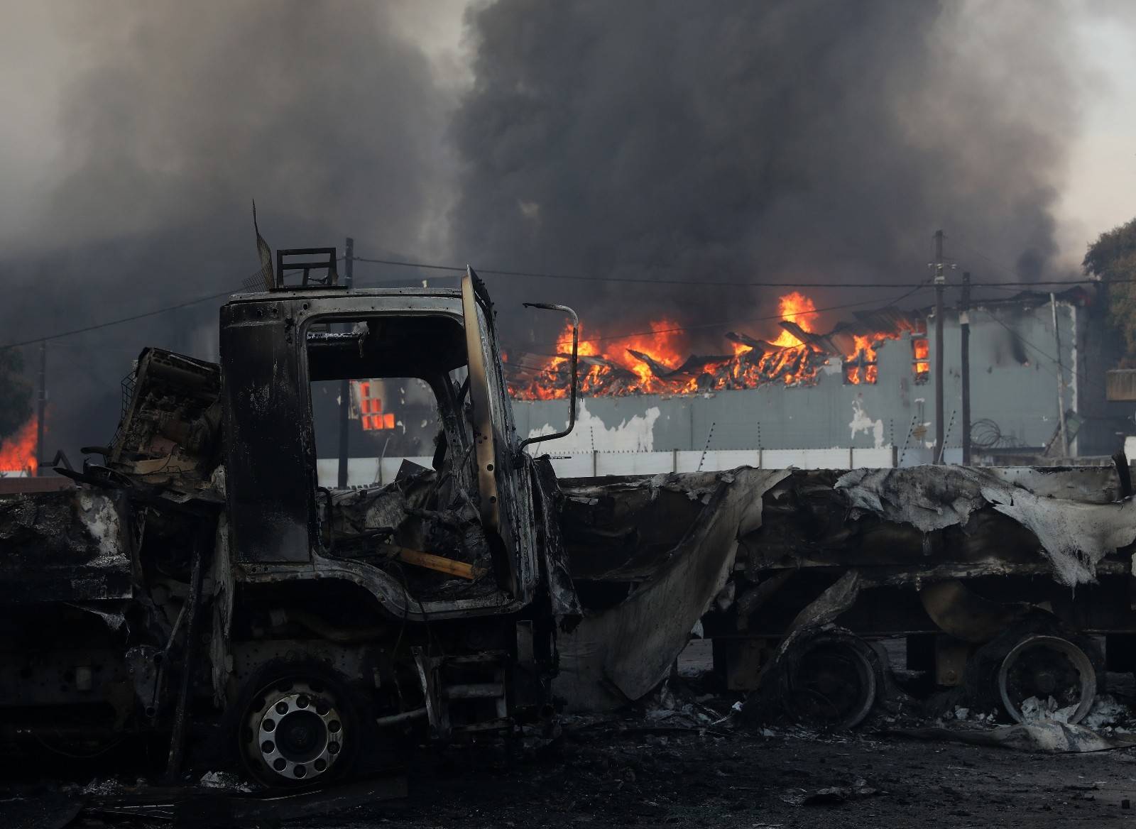 Ülkede ordu sokağa indi, protestolarda 6 kişi öldü