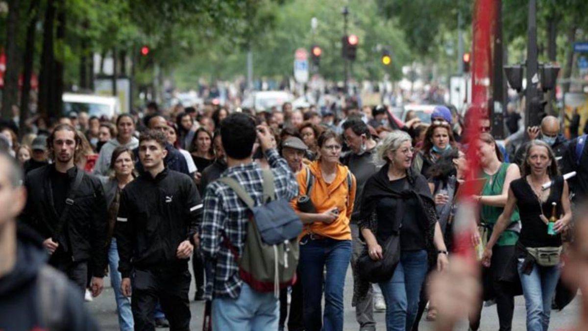 Fransa’da binlerce kişi Macron yönetimini protesto etti