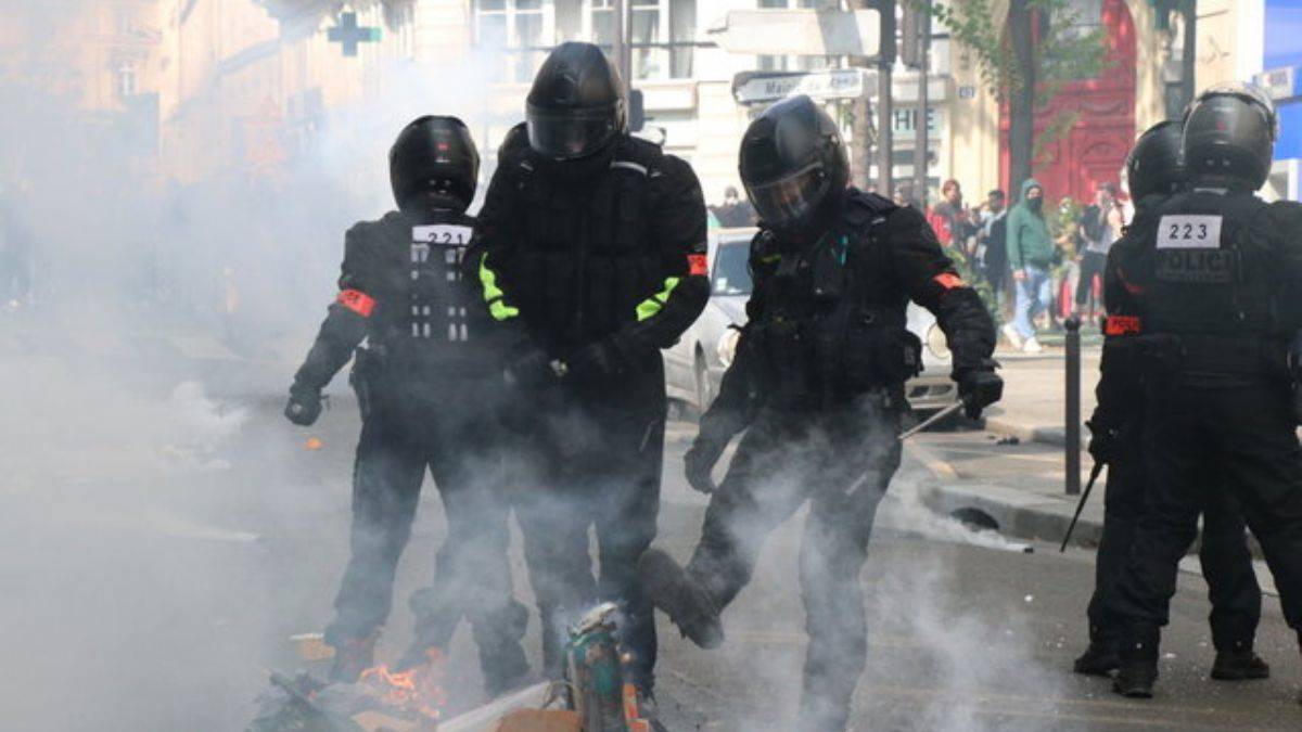 Fransa’da binlerce kişi aşı karşıtı gösteride Macron yönetimini protesto etti