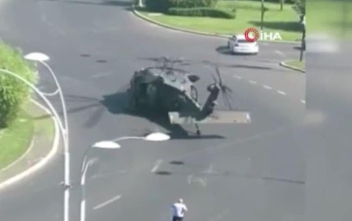 Askeri helikopter, trafiğin ortasına acil iniş yaptı