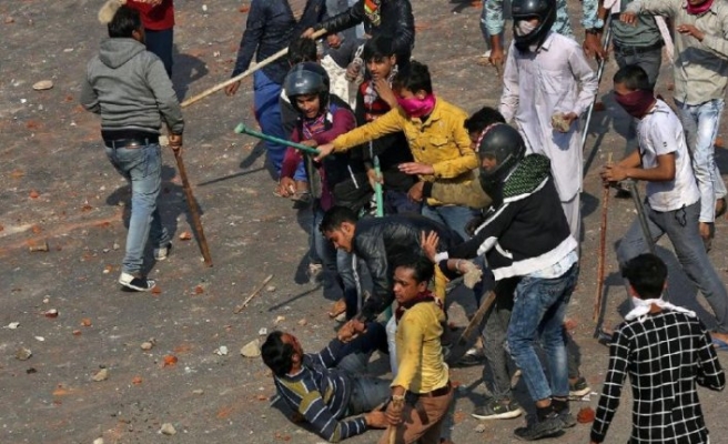Hindistan'da protestolar şiddet olaylarına dönüştü: 68 ölü