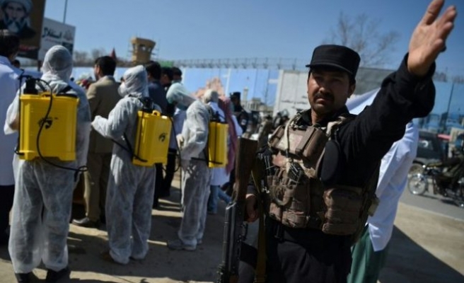 Afganistan'da 10 bin mahkuma virüs affı