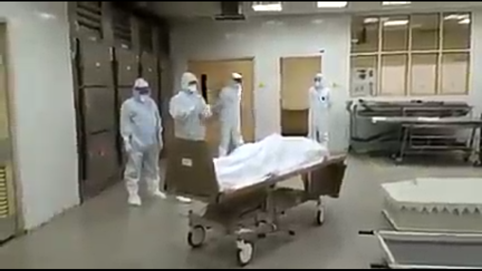 Müslüman doktorlar morgda cenaze namazını kıldı ( video haber)
