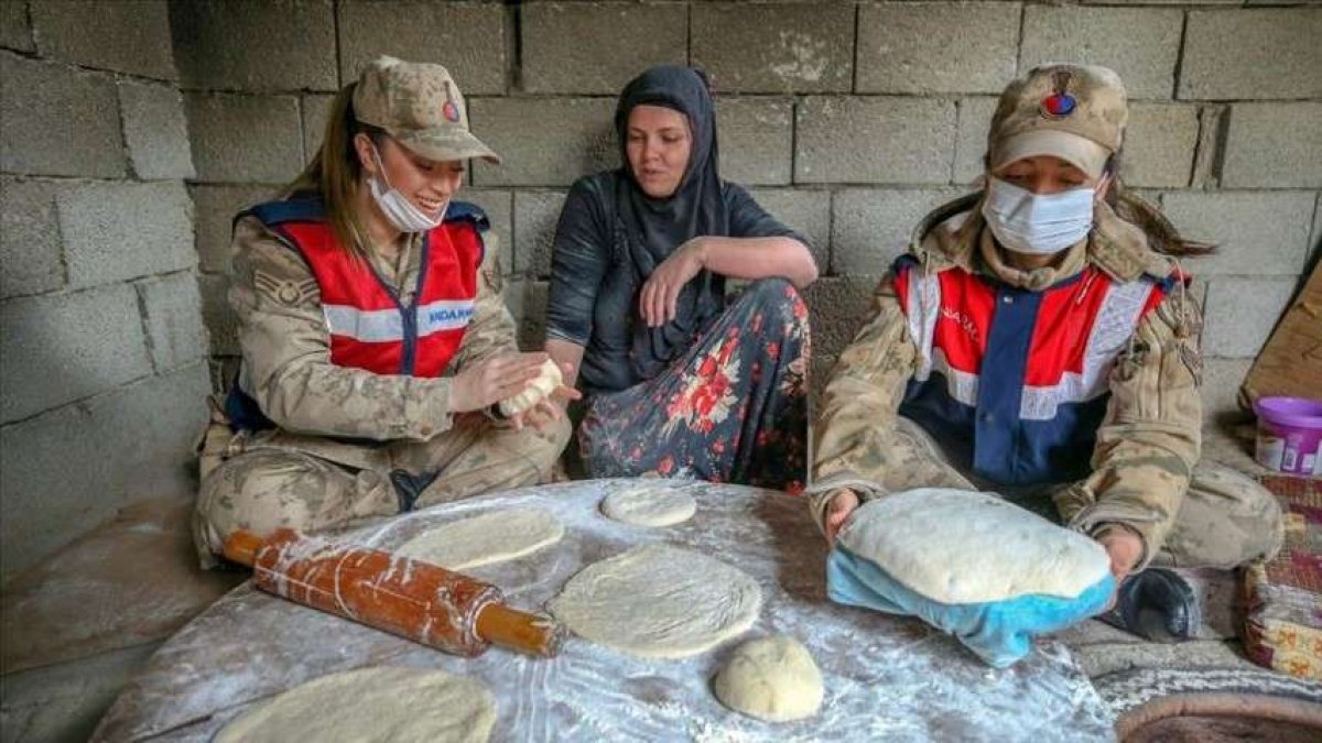 Gönülleri kazanıp dua alıyorlar