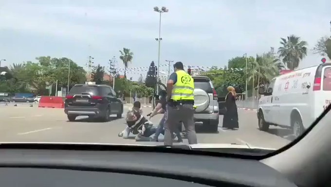 İsrail askerlerinden trafikte vahşi infaz (Video-Haber)