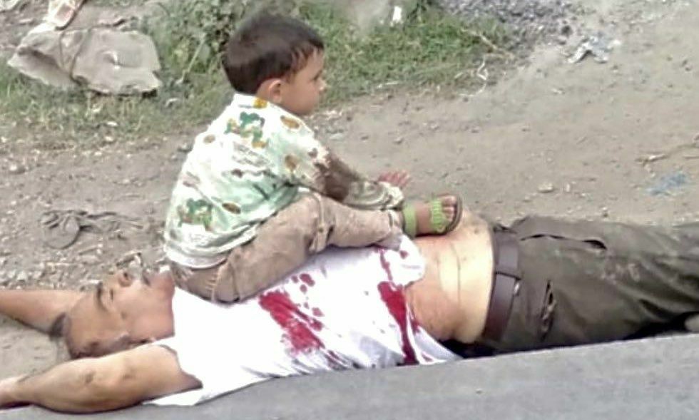 Dedesi öldürülen Keşmir'li çocuğun hüzün fotoğrafı