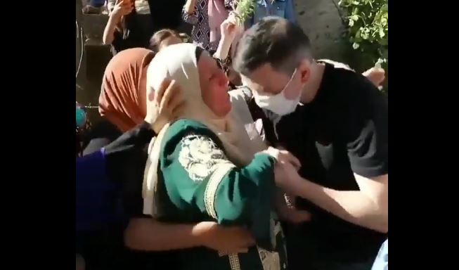 Özgürlüğüne kavuştu annesinin ayaklarını öptü (Video haber)