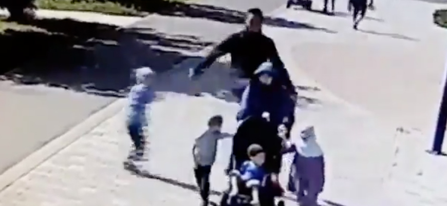 Sokak ortasında Müslüman kadına saldırı (Video haber)