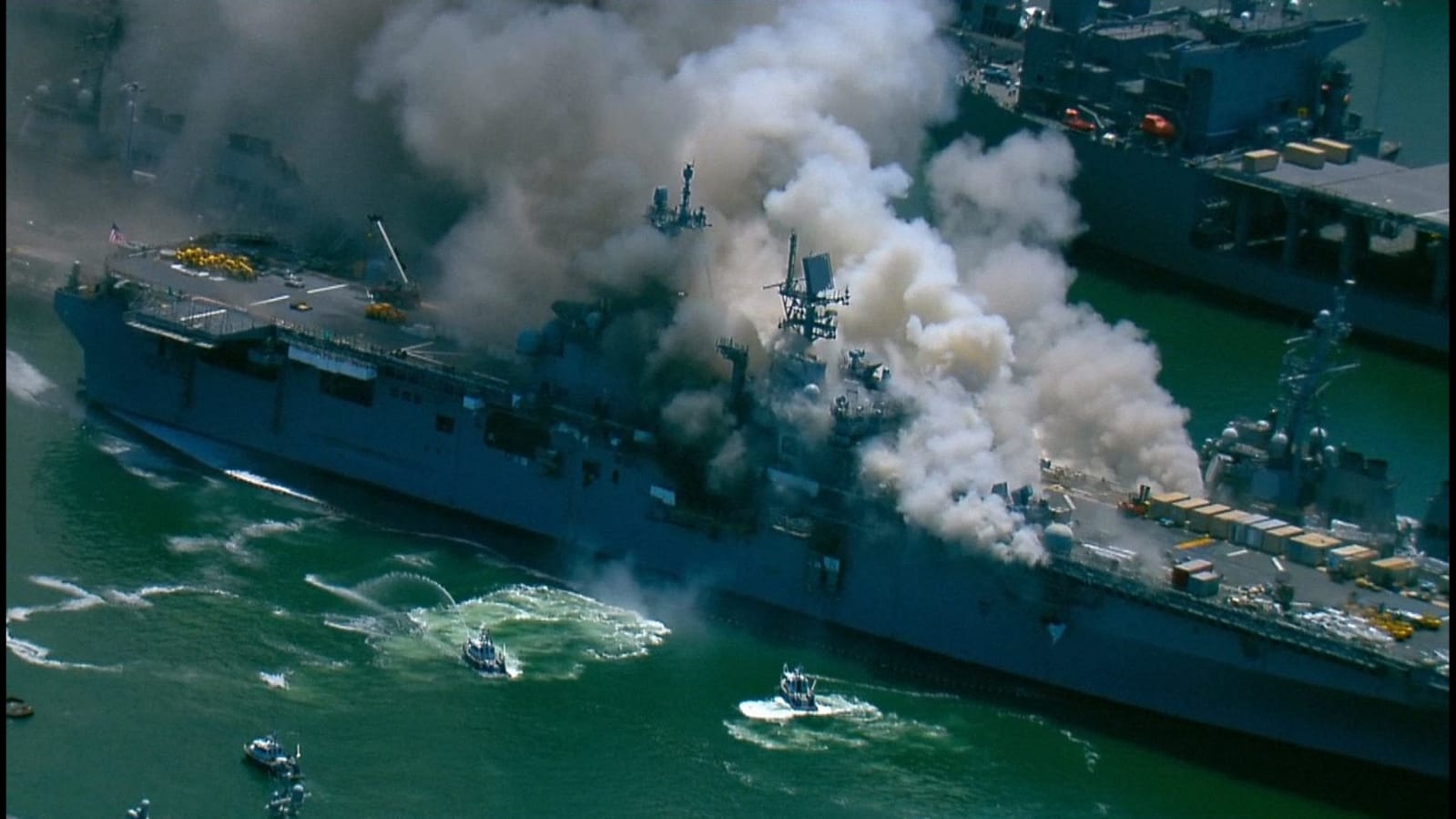 Amerikan savaş gemisi yanıyor