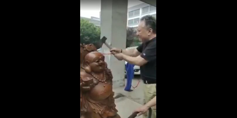Kelime-i Şehadet getiren Çinli çift Buda heykelini kırdı (Video Haber)