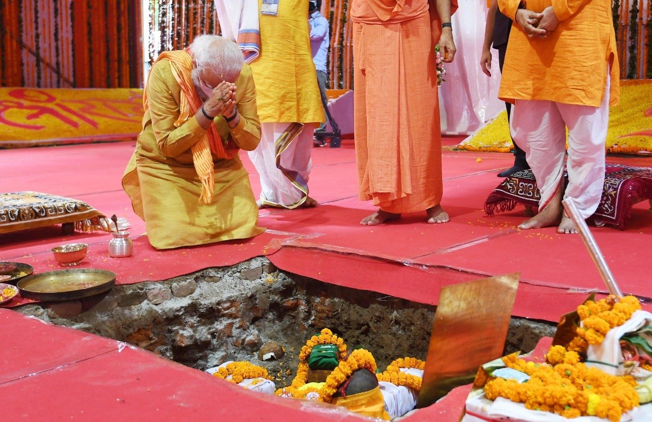 Hindu Başbakan yıktıkları caminin yerine yapılan tapınağın temelini attı