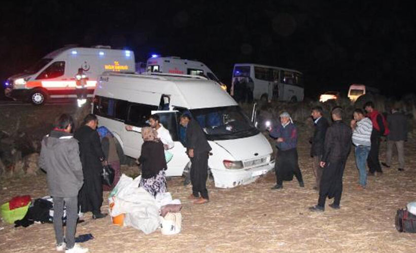 Şanlıurfa'da tarım işçilerini taşıyan minibüs devrildi: 20 yaralı