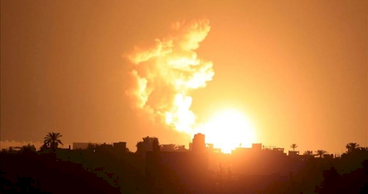 İşgalci İsrail, Hamas'a ait bir noktaya saldırdı
