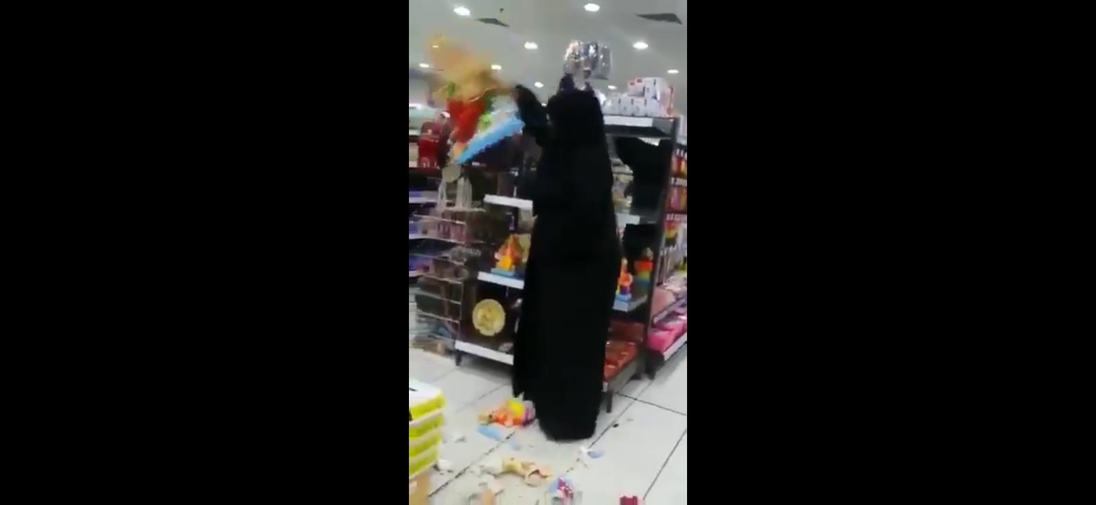 Bahreynli Müslüman kadın AVM'de satılan putları kırdı