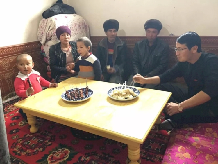 Yüzyılın utancı devam ediyor: Uygurlu ailelere 'zorla misafir' olan Çinliler