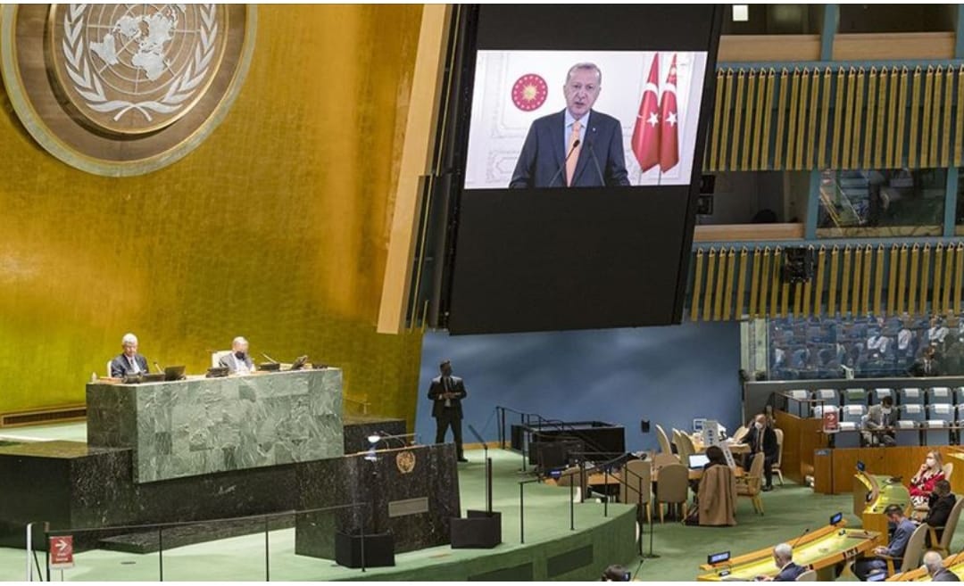 İsrail Büyükelçisi Erdoğan konuşurken salondan çıktı.