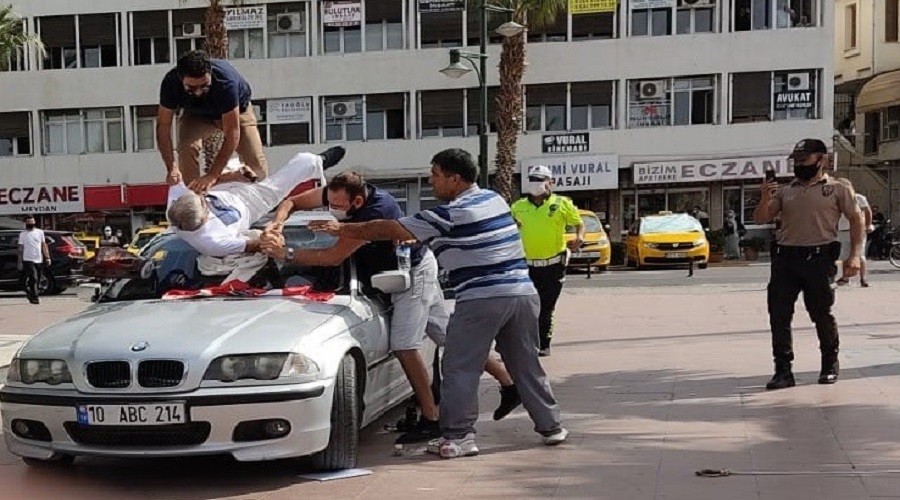 Emekli deniz subayı kılıçla harakiri yaptı (video haber)