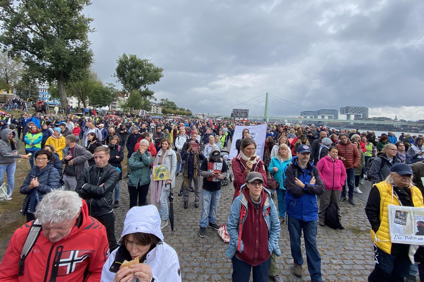 Almanya'da binlerce kişi koronavirüs kısıtlamalarını protesto etti