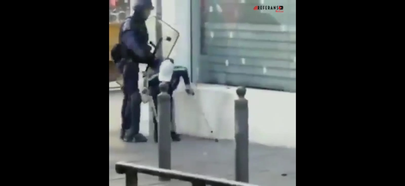 Fransız polisi engelli genci yere fırlattı (Video haber)