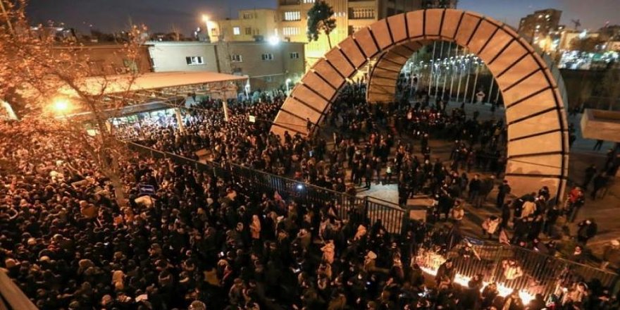 İran'da Protestoculara Karşı Devrim Muhafızları Sokağa İndi