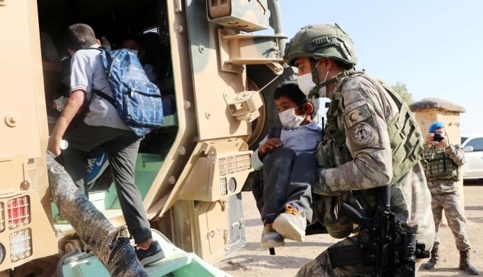 Resulayn'da çocukları okula TSK zırhlıları taşıdı