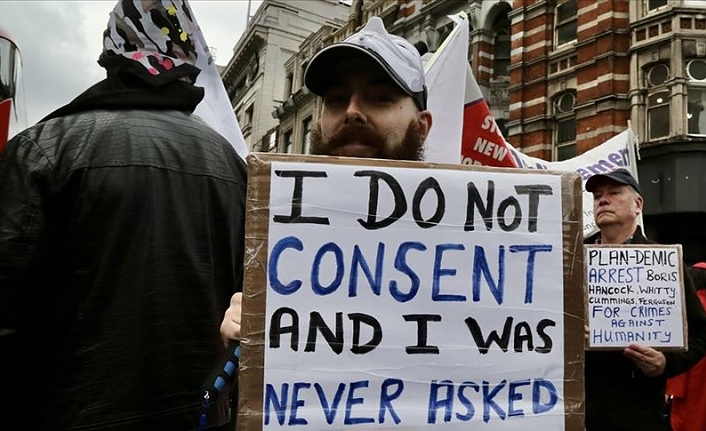 İngiltere'de koronavirüs tedbirleri protesto edildi