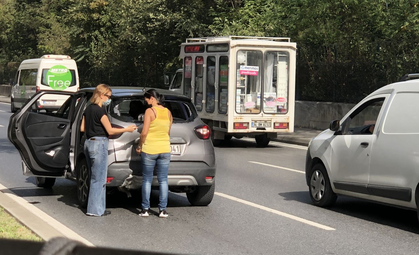 Trafikte kazaya sebep olan vicdansız kadın bu kadarına da pes dedirtti (Video Haber)