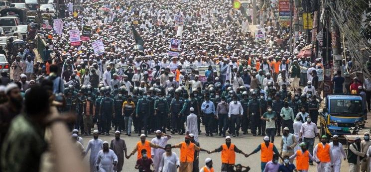 Bangladeş'te Macron'a öfke yürüyüşüne onbinlerce kişi katıldı