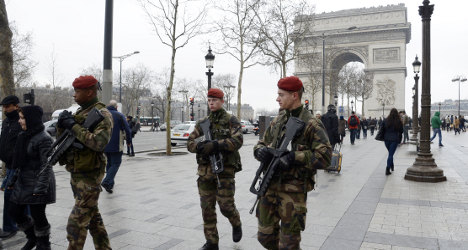 Fransa'nın başkenti Paris'te bomba alarmı: Tarihi meydan boşaltıldı