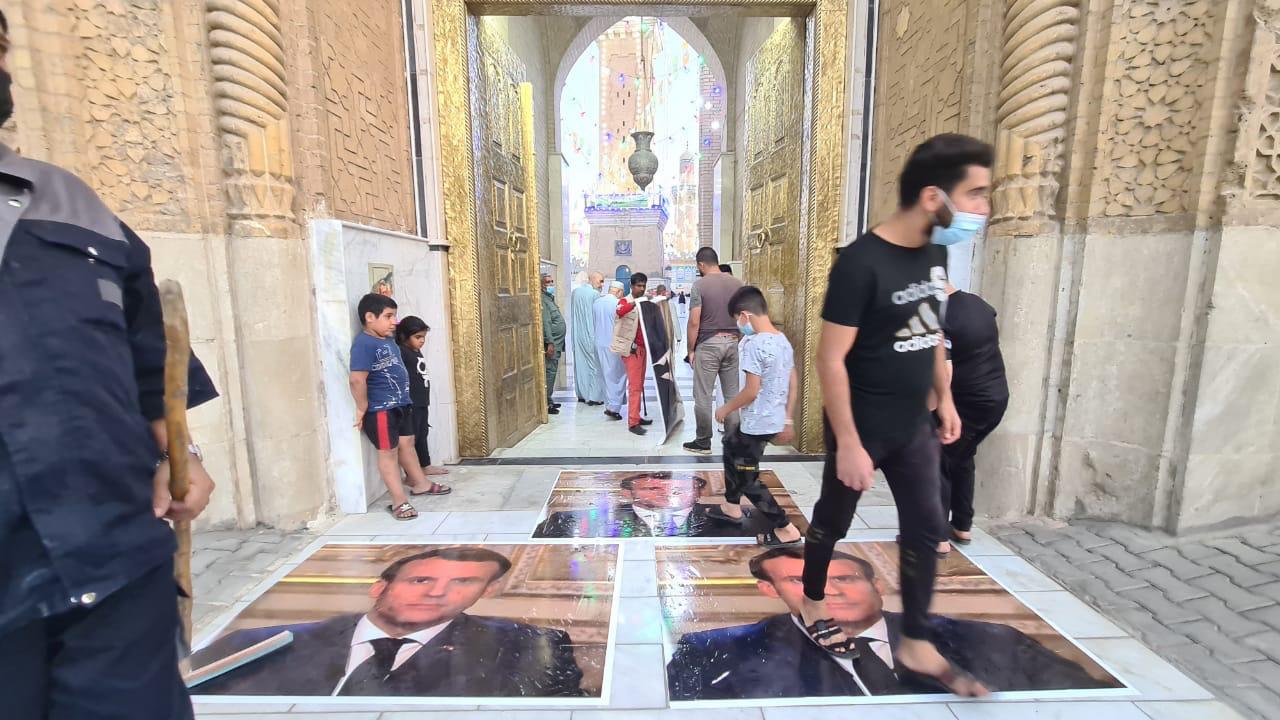 Irak'ta tarihi camiye Macron'un resmine basarak girilebiliyor