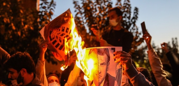 Tahran'da Macron'u protesto eden kalabalık Fransız Büyükelçi'nin kovulmasını istedi
