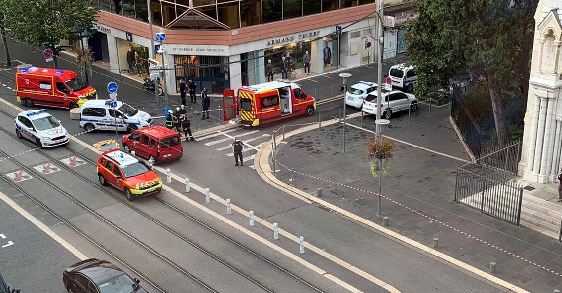 Fransa'nın Nice şehrinde bıçaklı saldırı: 2 kişi öldü, yaralılar var
