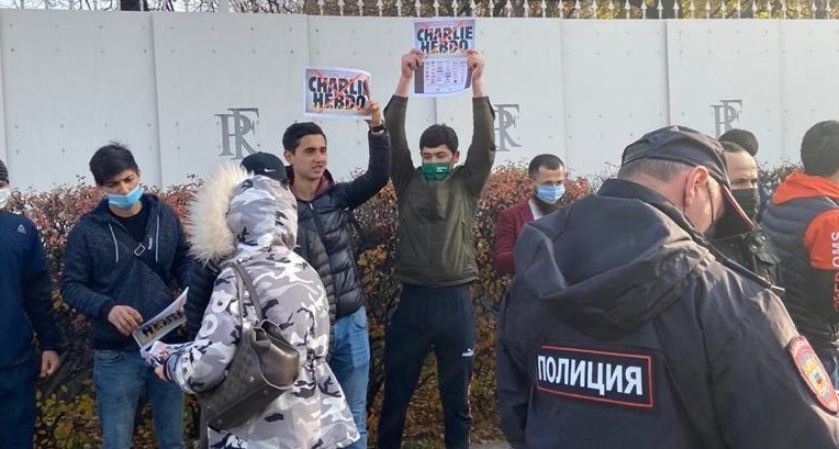 Moskova'daki Fransız elçiliği önünde Charlie Hebdo protestosu