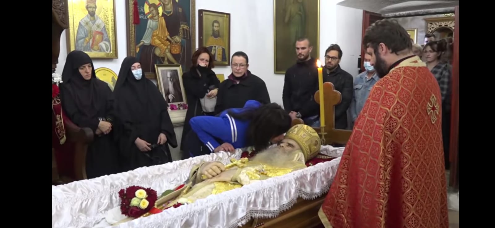 Virüsten ölen Başbispokos'un cesedi binlerce Ortodoks tarafından öpüldü