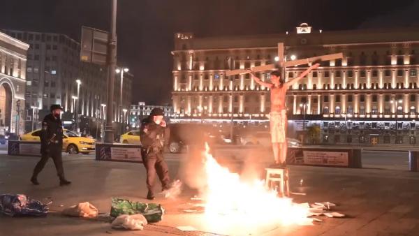 Rus İstihbarat Merkezi önünde Putin protestosu: Kendini çarmıha gerip yaktı