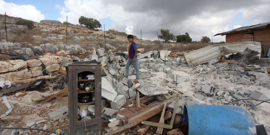İşgalci İsrail Filistinlilere ait yerleri yıkmaya devam ediyor