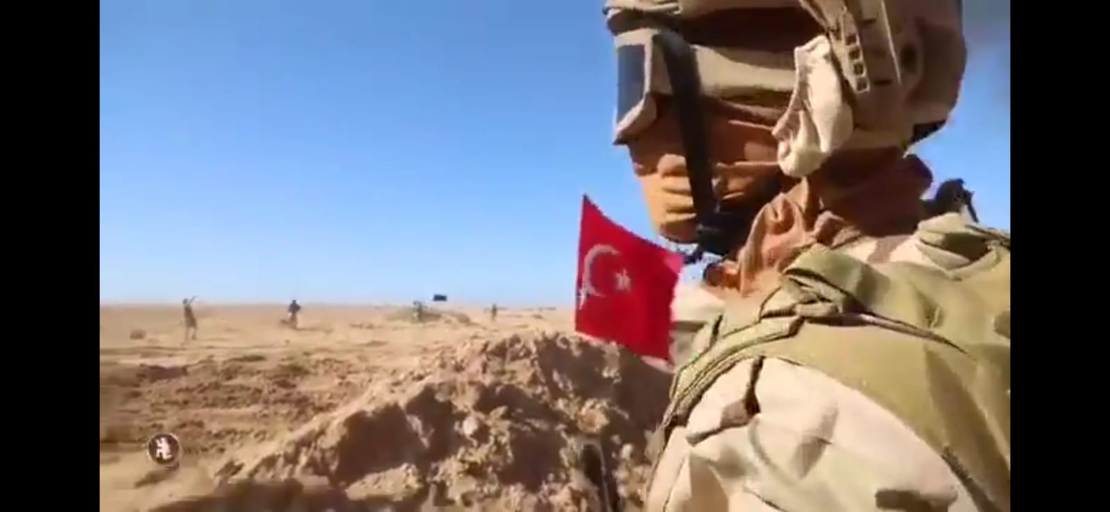 Hafter güçlerinden skandal tatbikat: Türk bayrağını yere atıp çiğnediler (Video Haber)
