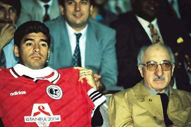 Maradona FETÖ organizasyonu ile Türkiye'ye gelip örgüt elebaşısı ile maç izledi