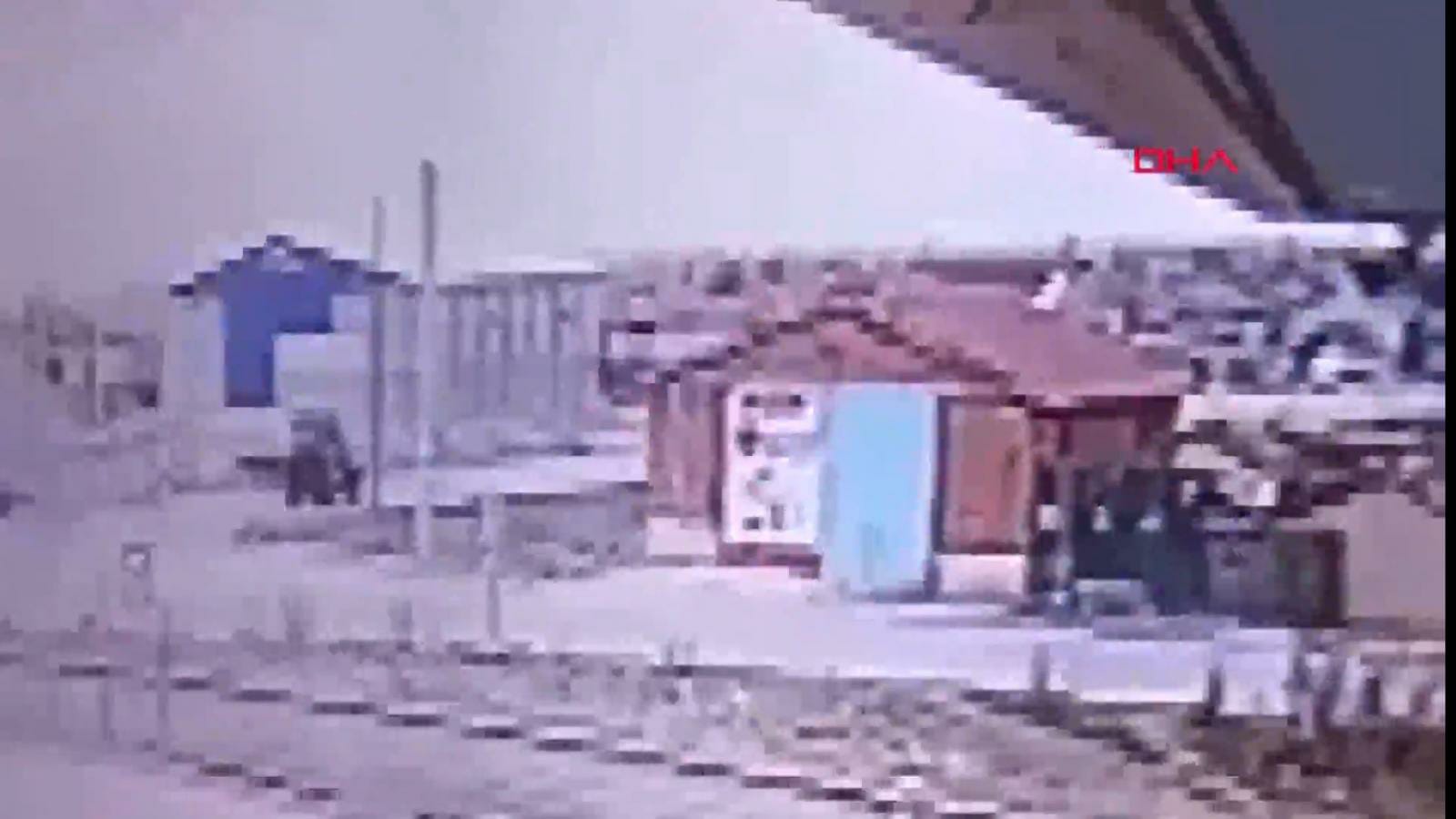 Aracı şarampole yuvarlandı kendisi evin çatısına uçtu (video haber)