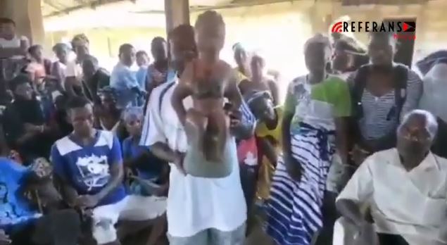 Afrikalı kabile putlarını kırarak toplu halde Kelime-i Şehadet getirdi (Video Haber)