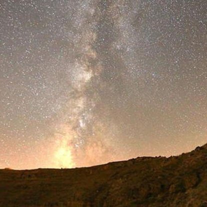 Atmosfere girince ateş topuna dönüşen göktaşı, gökyüzünü aydınlattı