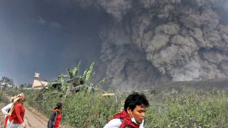 Endonezya yanardağ patladı: 3 bin kişi evsiz kaldı