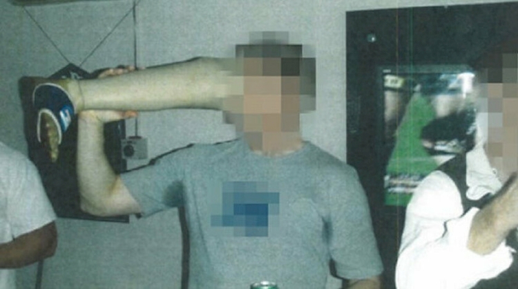 Avustralya askerlerinden vahşet: Katledilen Taliban üyesinin protezinden bira içtiler