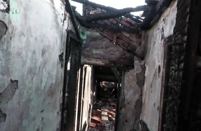 Yangında evi yanan Suriyeli sığınmacı aile krizin ortasında evsiz kaldı